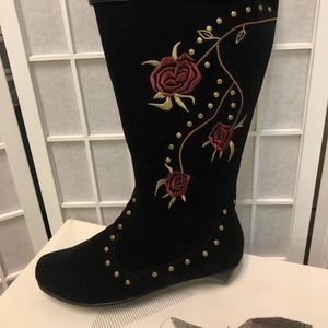 Beacon woman boots black Sz 9.5 velvet Decorated